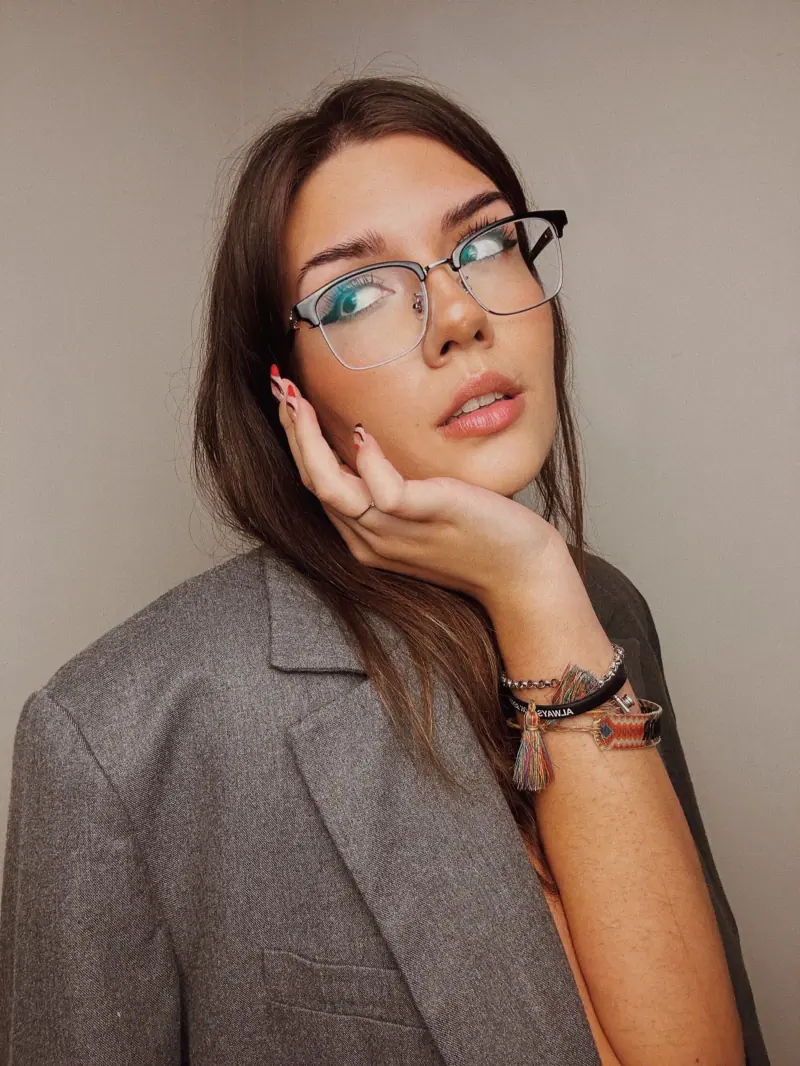 Portrait photographique avec une monture claire.
