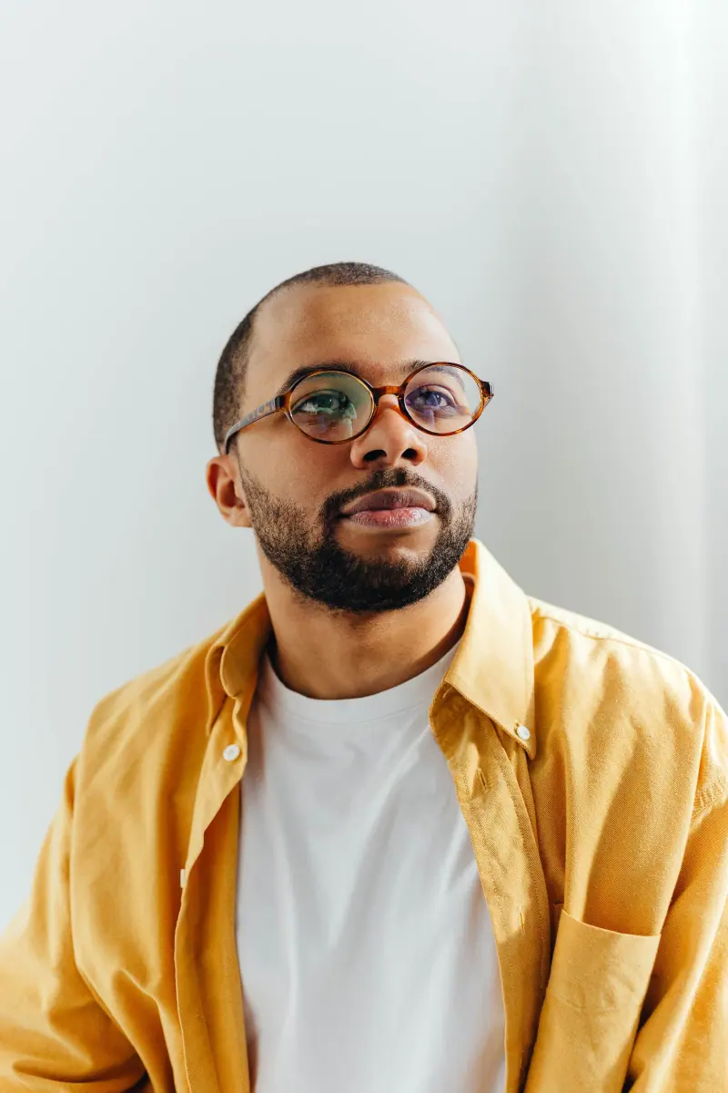 Portrait d’inspiration : homme portant une monture ronde écaille.