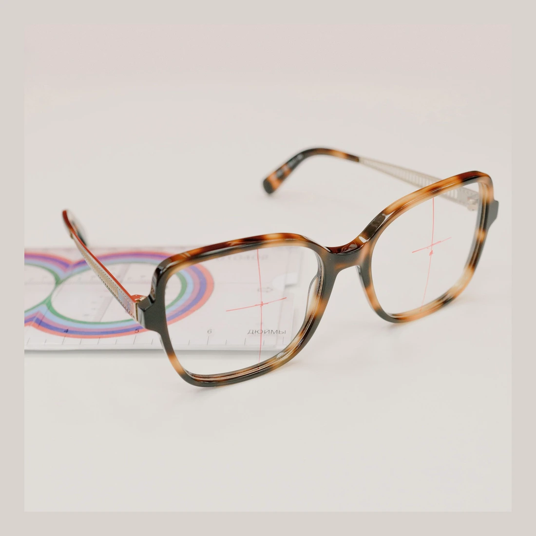 Une paire entière : La rectangle écaille, finition écaille miel. Photographie d’inspiration.