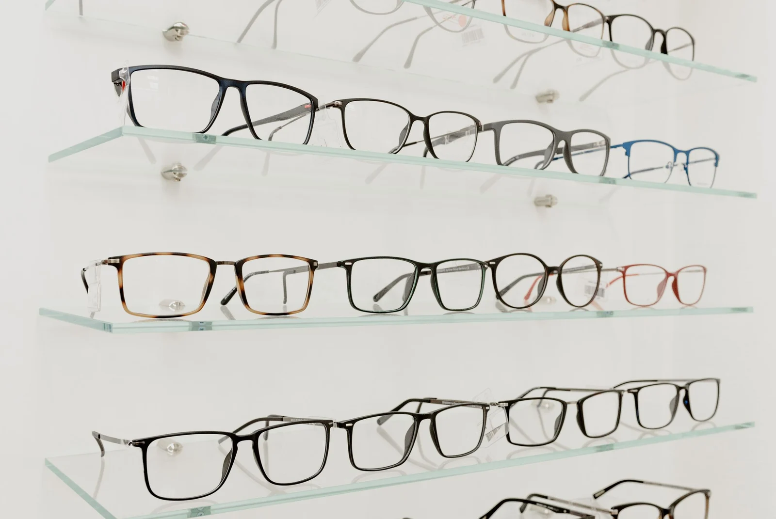 Des montures exposées dans un magasin d’optique, photographie d’ambiance.